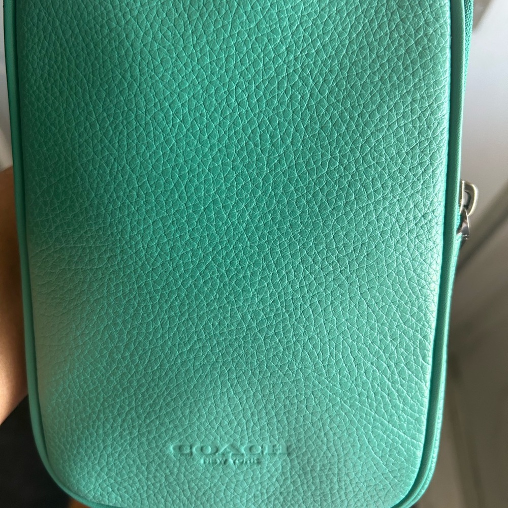 ADEN COACH CROSSBODY BAG. One black bag and one green bag. - Picture 5 of 7
